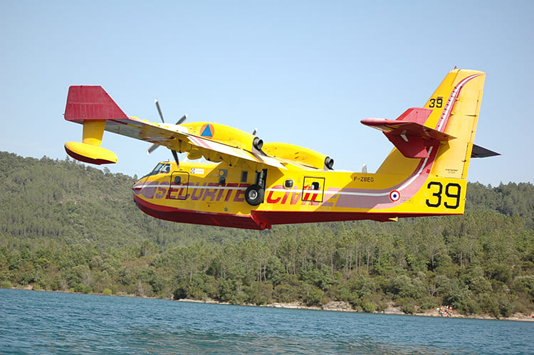 avions bombardiers d'eau