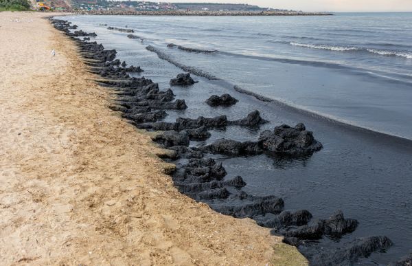 hydrocarbure dans la mer plan polmar